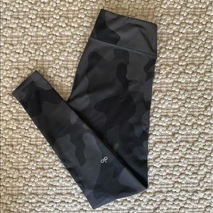 ALO Yoga Airbrush Camo Leggings - Black - Size S